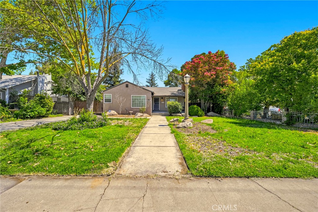 1221 E 21st St, Merced, CA 95340