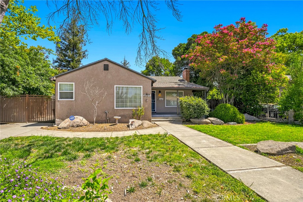 1221 E 21st St, Merced, CA 95340