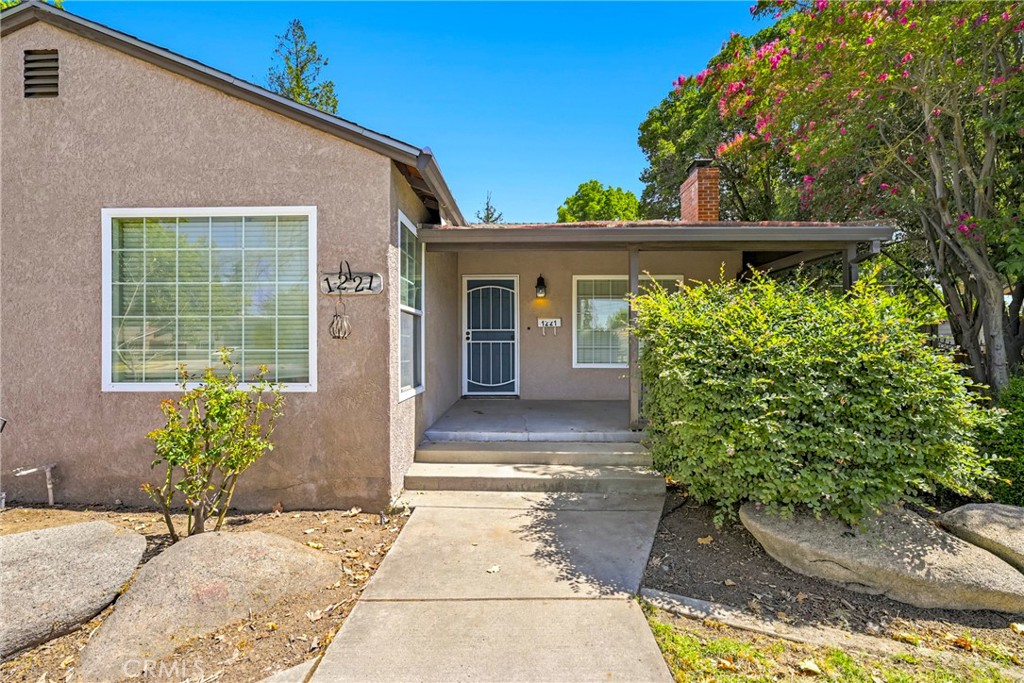 1221 E 21st St, Merced, CA 95340