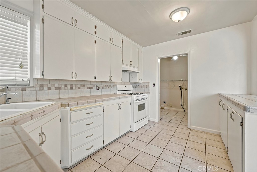 1221 E 21st St, Merced, CA 95340