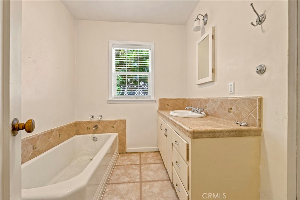 1221 E 21st St, Merced, CA 95340
