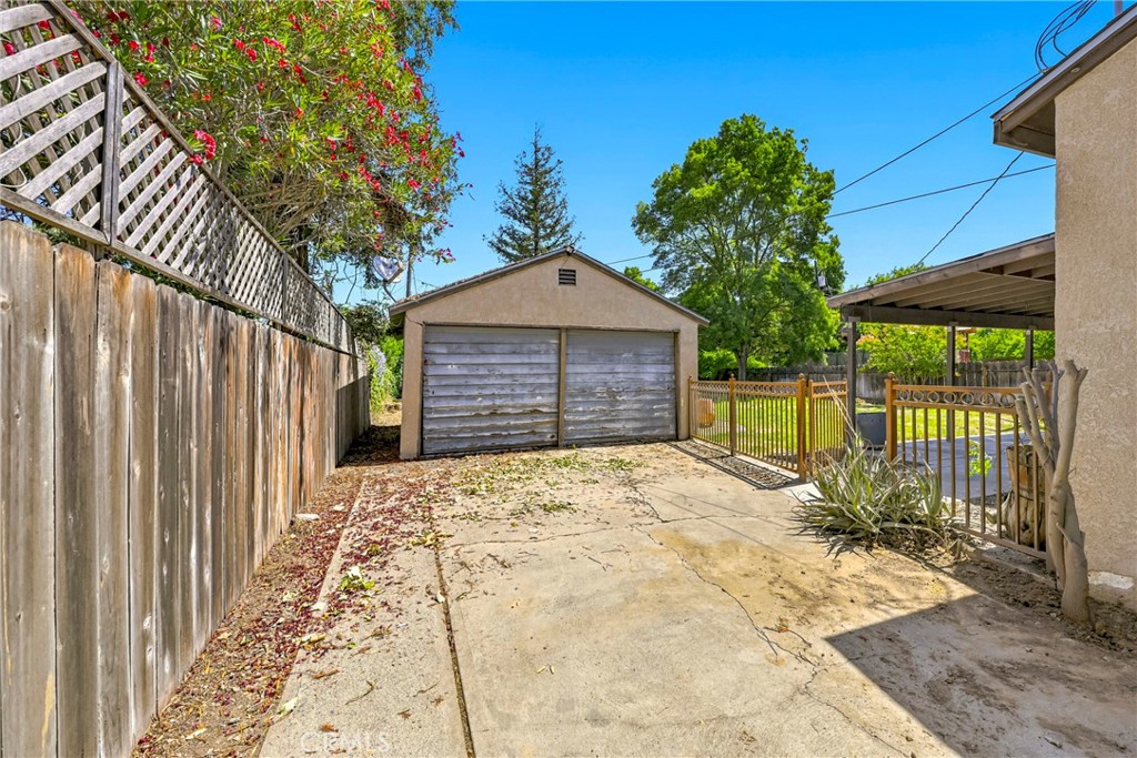 1221 E 21st St, Merced, CA 95340