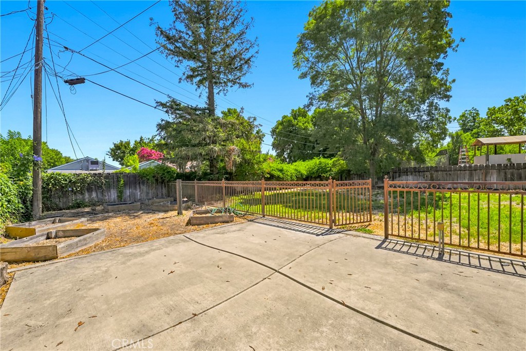 1221 E 21st St, Merced, CA 95340